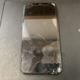 ガラス割れによって画面がブラックアウトしたiPhone11の修理依頼
