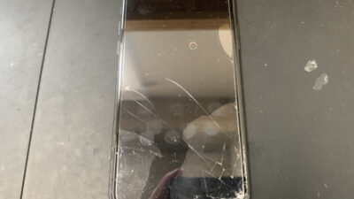 ガラス割れによって画面がブラックアウトしたiPhone11の修理依頼