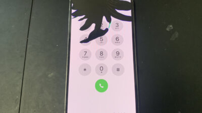 液漏れが起きているiPhone14Proの画面交換も最短30分対応！