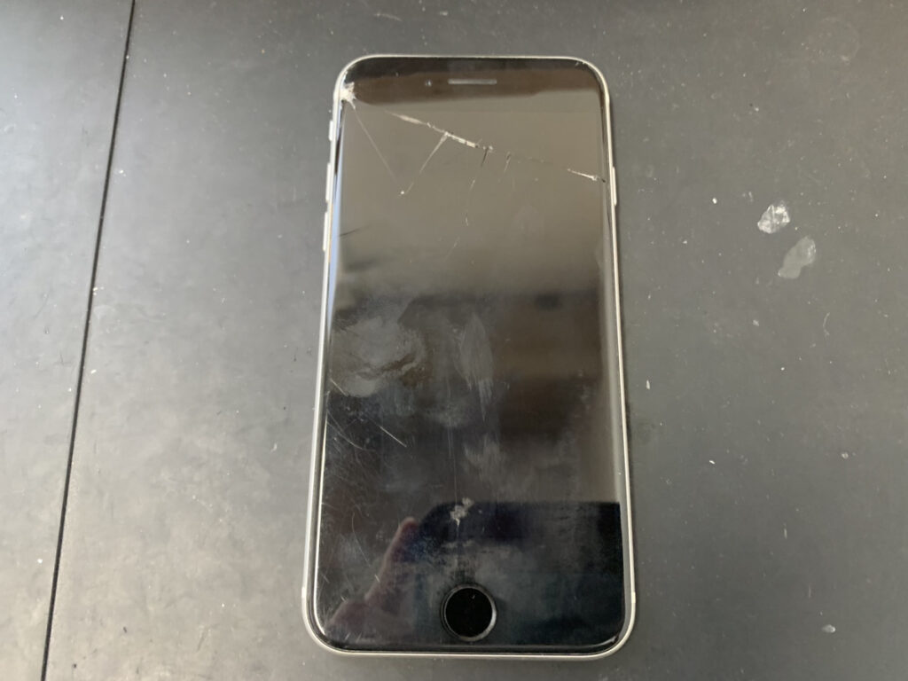 画面が割れているiPhoneSE3