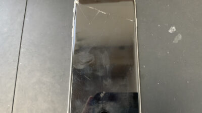 【iPhoneSE3】軽度の画面割れでも放置すると液晶が映らなくなることも