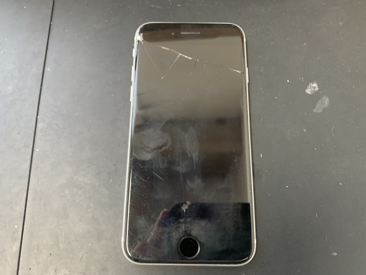 画面が割れているiPhoneSE3
