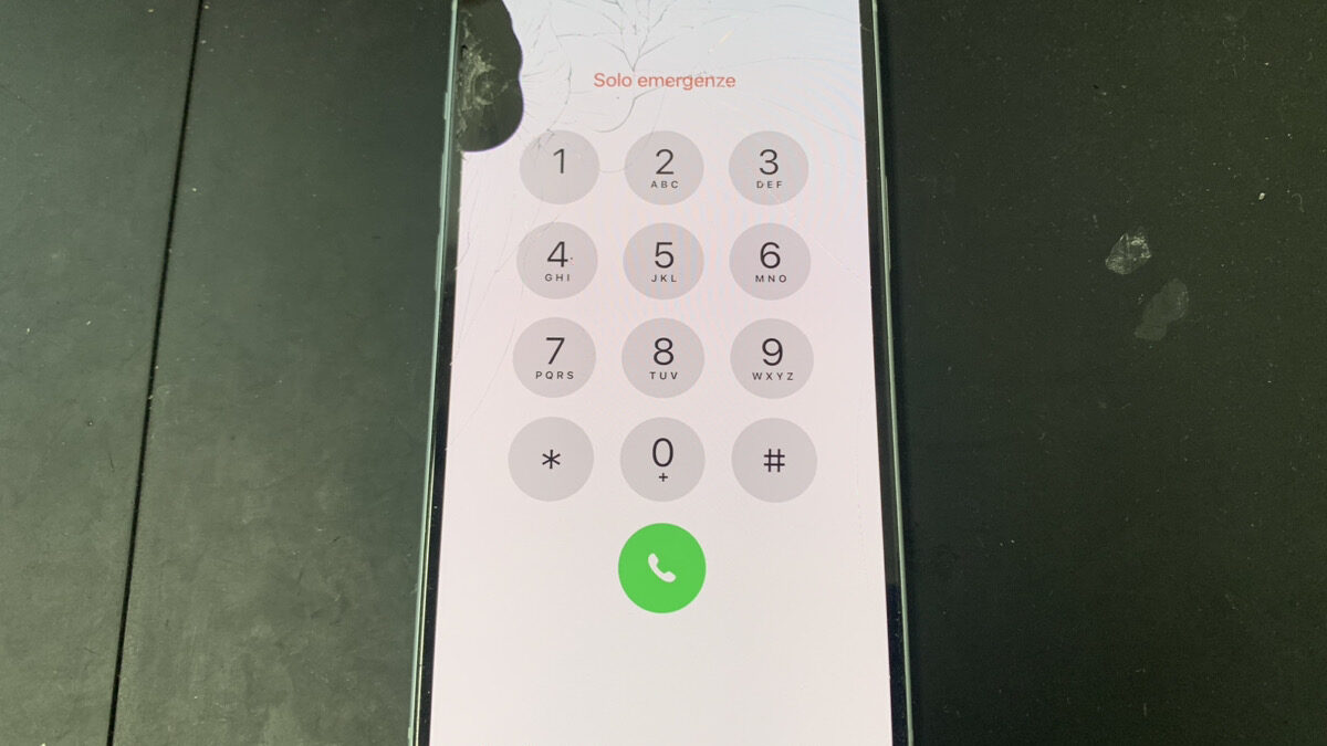 【iPhone15】画面割れによって液漏れが起きてしまった！？