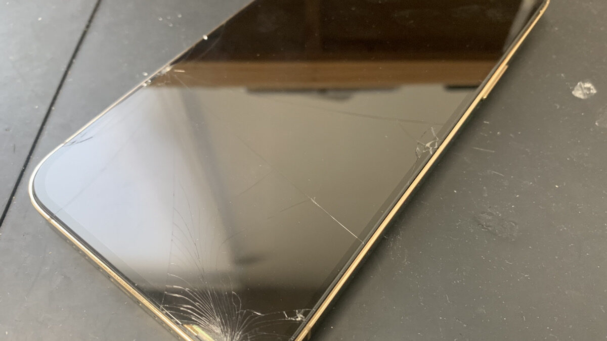 【郵送修理】画面が割れて誤作動が起きているiPhone13ProMax
