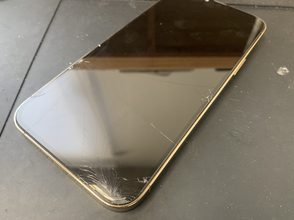 画面が割れているiPhone13ProMax