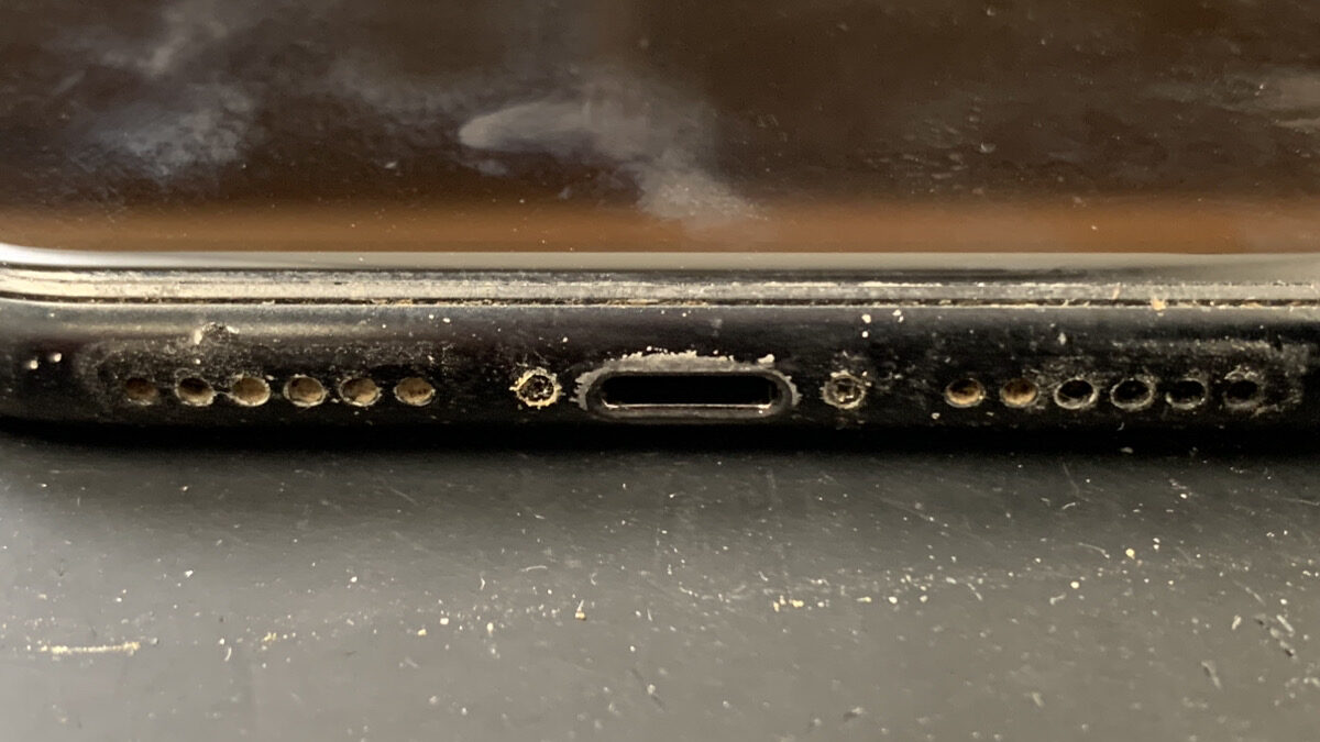 接触不良によって充電ができなくなったiPhoneXRの修理依頼