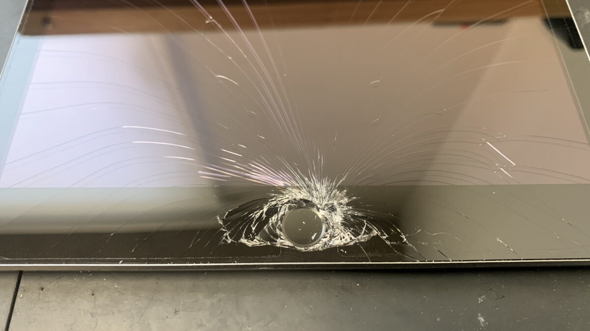 ホームボタン周辺のガラスが粉々に割れたiPad第9世代の画面交換