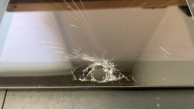 ホームボタン周辺のガラスが粉々に割れたiPad第9世代の画面交換