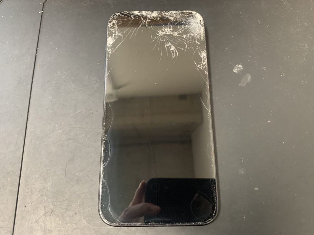 画面が割れているiPhone15ProMax