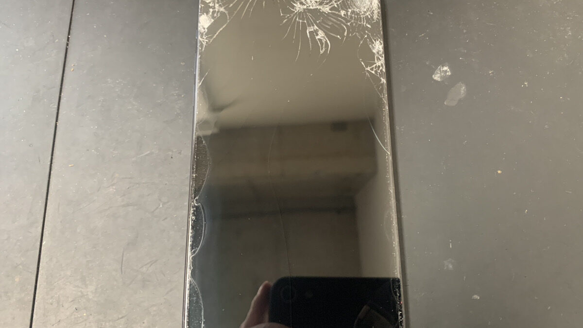 画面割れでFace IDが反応しなくなったiPhone15ProMaxの修理依頼