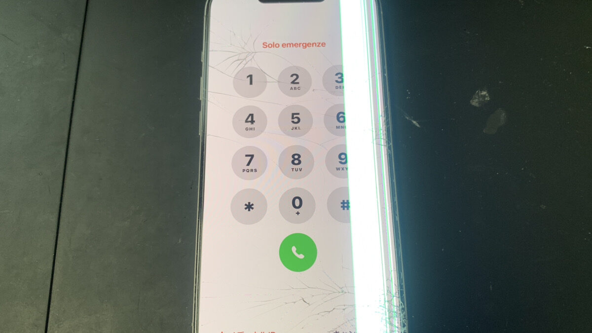 画面右側が白く光っているiPhone15Proの修理依頼