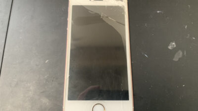 初代iPhoneSEの画面割れ修理もまだまだ受付可能です!