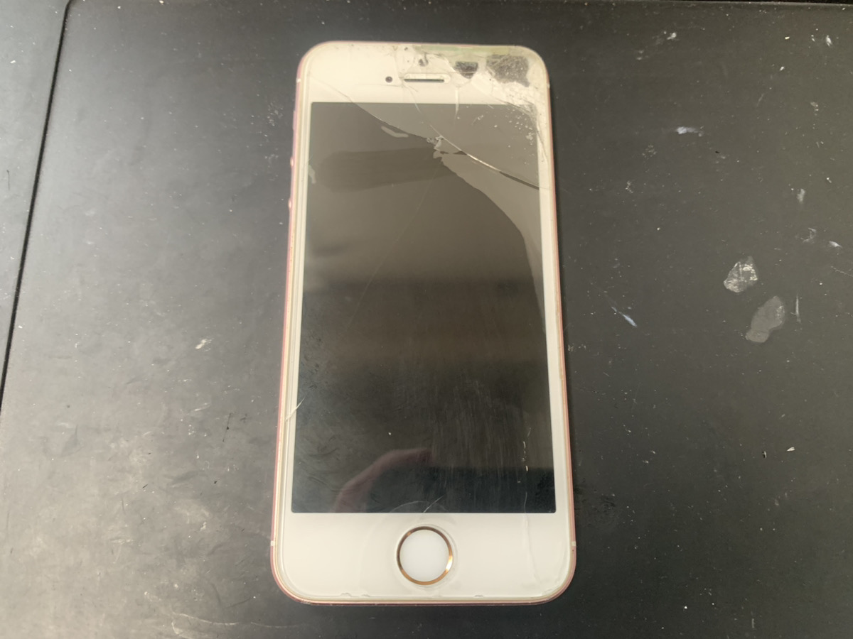 画面が割れている初代iPhoneSE