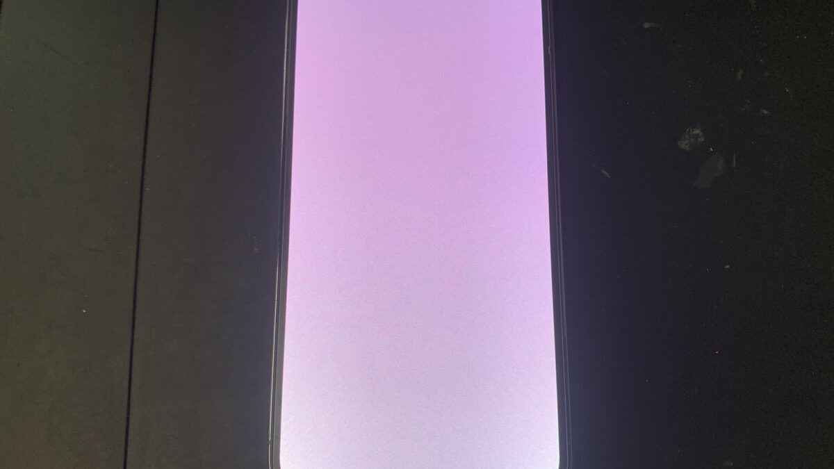画面が真っ白になって使えなくなったiPhone13ProMaxの修理依頼