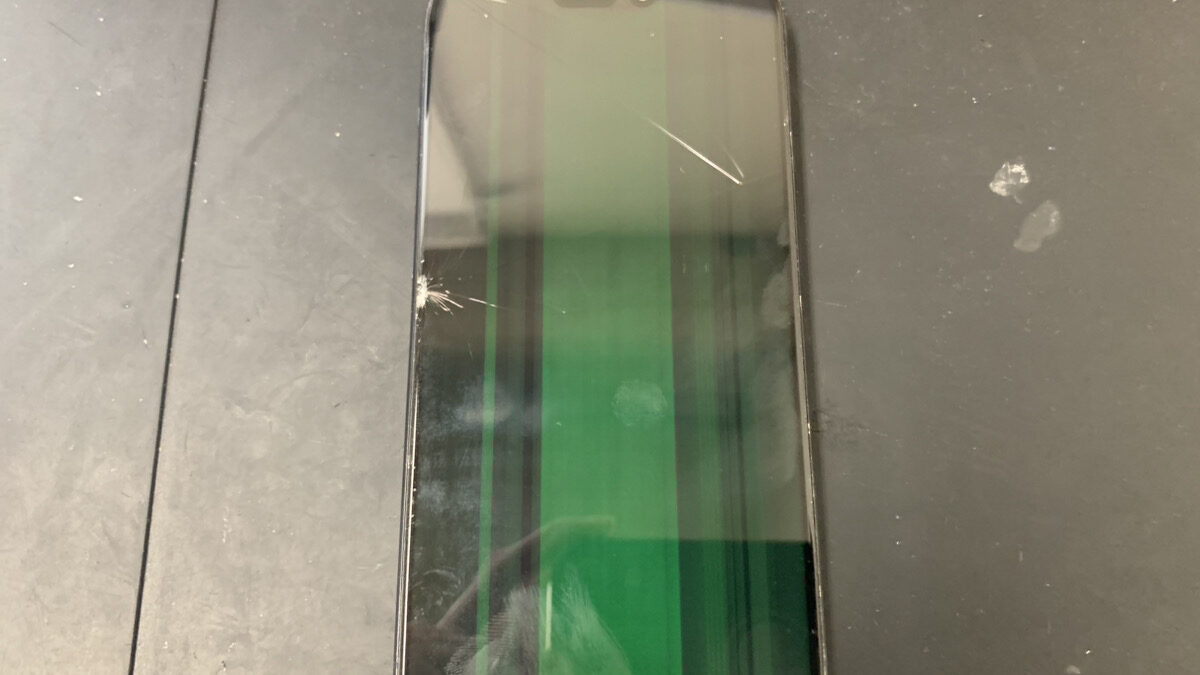 ガラス割れで画面が緑色になったiPhone15Proの修理依頼