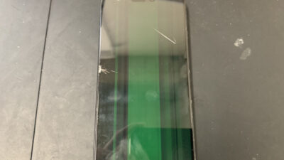 ガラス割れで画面が緑色になったiPhone15Proの修理依頼