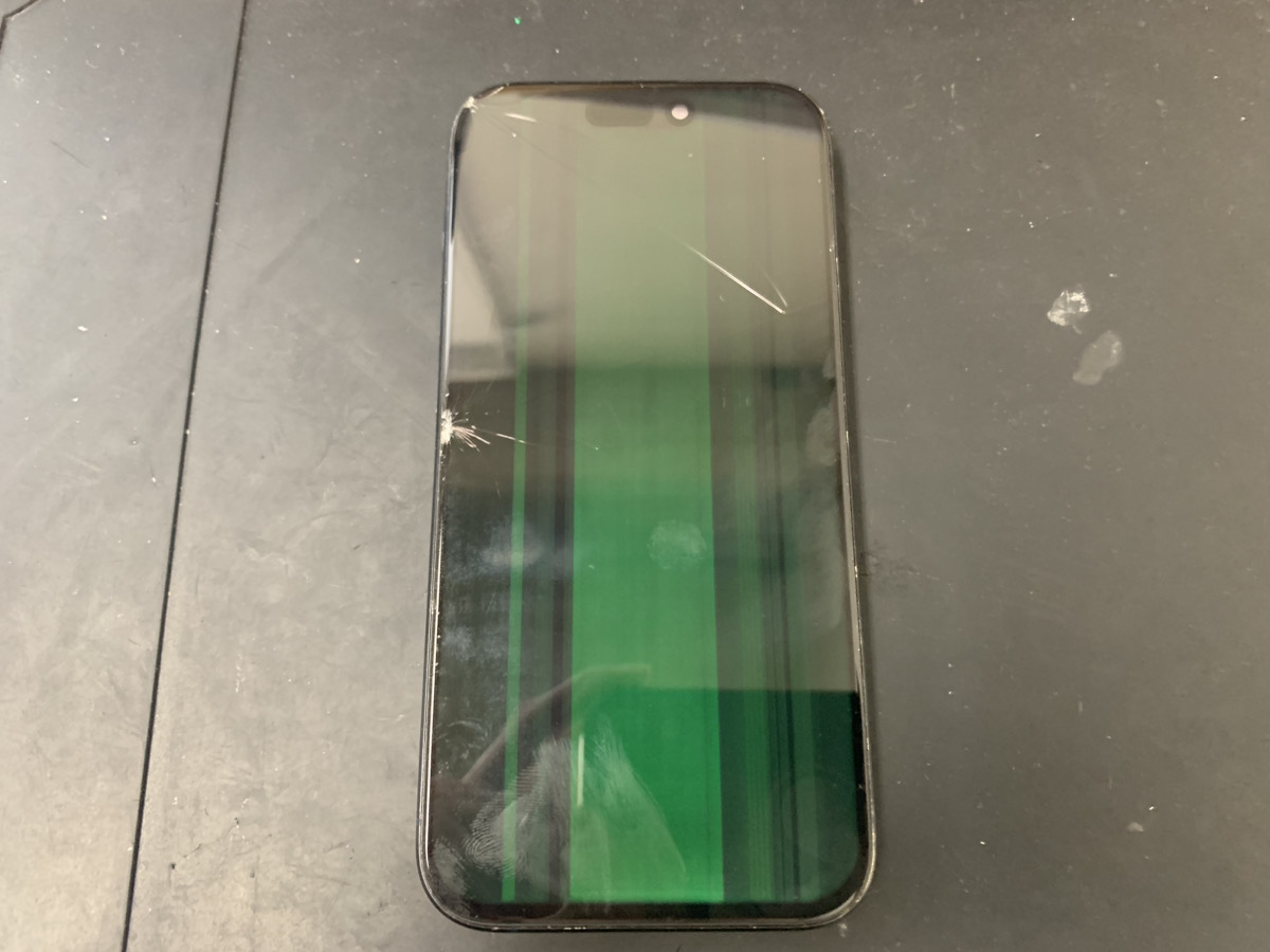 画面が緑色になったiPhone15Pro
