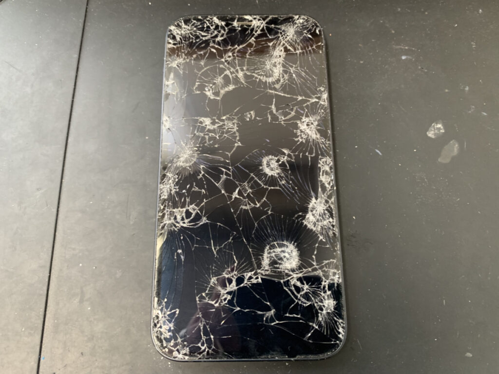 車に轢かれたiPhone12