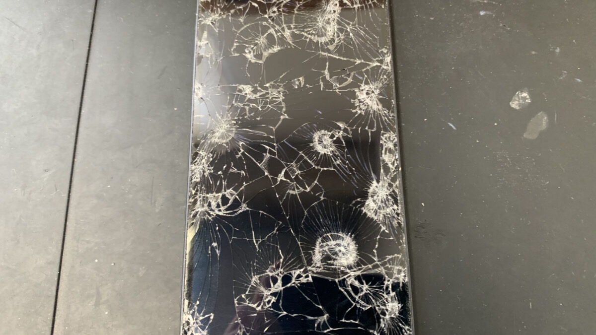 車に轢かれて起動しなくなったiPhone12の復旧修理依頼