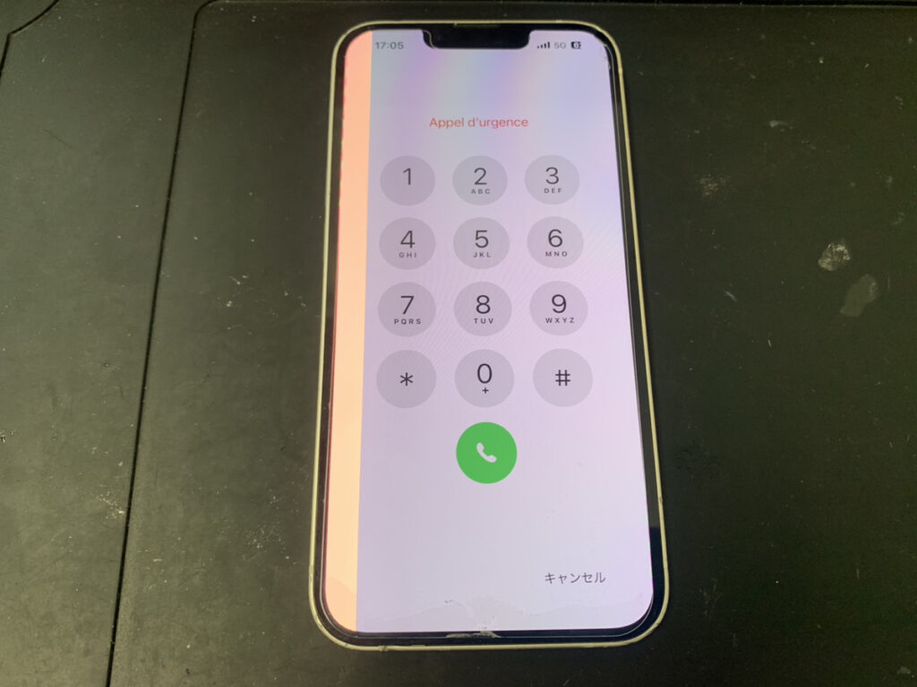 画面左端が白く光っているiPhone13