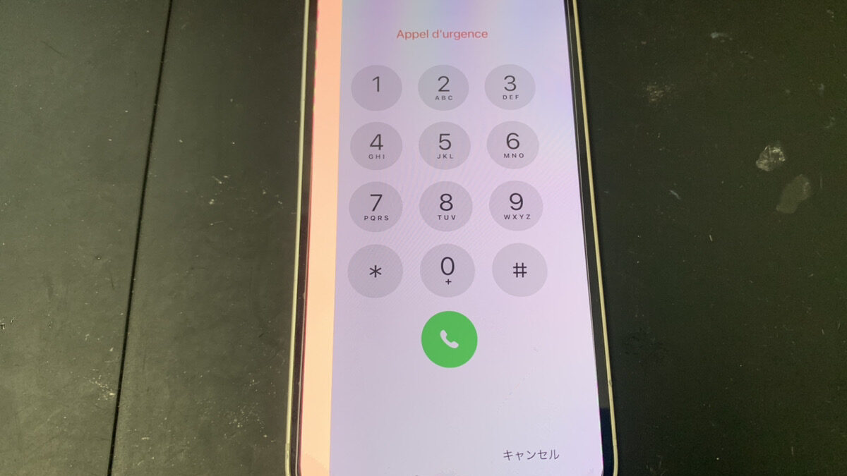 画面左端が白く光るようになったiPhone13の画面交換修理
