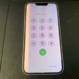 画面左端が白く光っているiPhone13