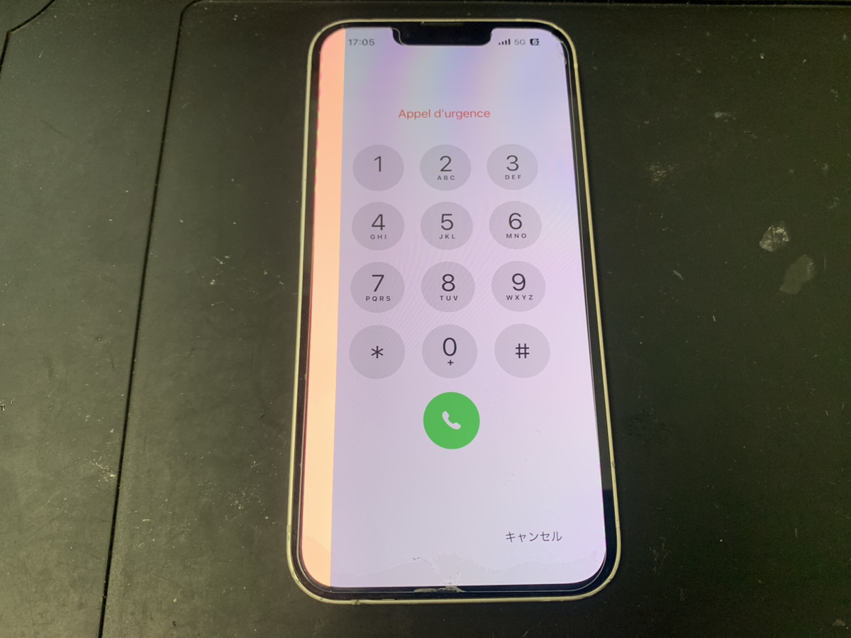 画面左端が白く光っているiPhone13