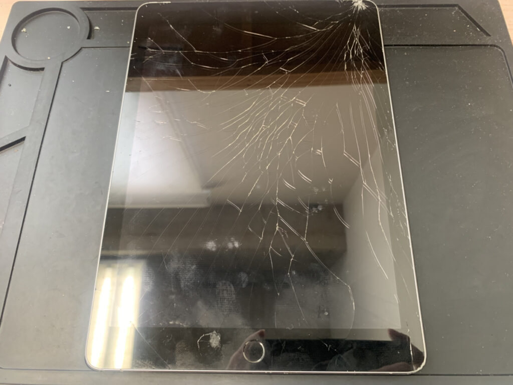 画面が割れているiPad第6世代