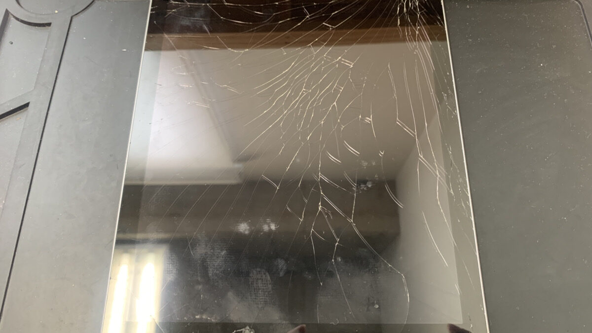 画面全体が粉々に割れたiPad第6世代も即日で修理します！