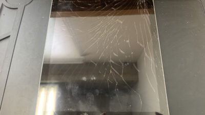 画面全体が粉々に割れたiPad第6世代も即日で修理します！
