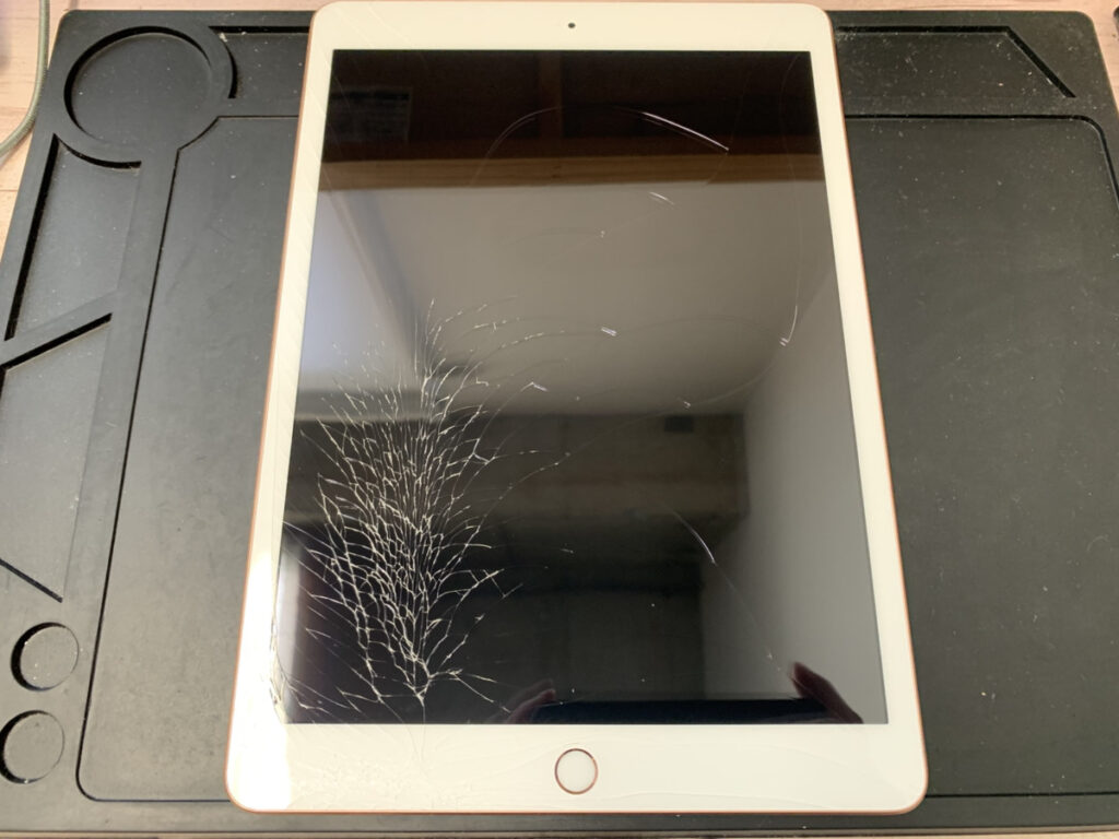 画面が割れているiPad第8世代