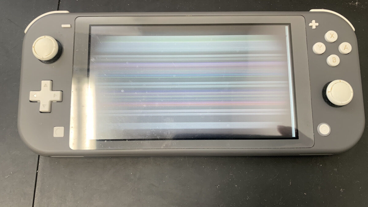 気が付いたら液晶が正常に表示されなくなっていたスイッチライトの修理依頼