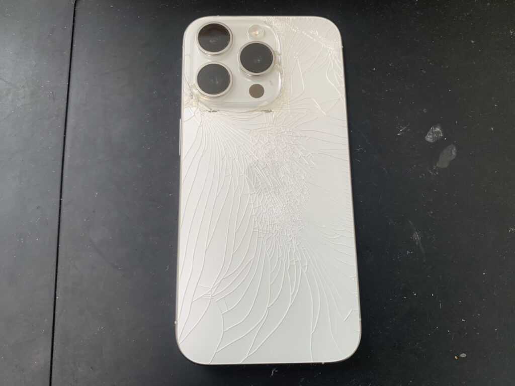 背面ガラスが割れているiPhone15Pro