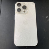 背面ガラスが割れているiPhone15Pro
