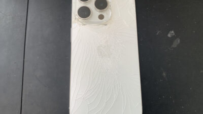 背面ガラスが割れたiPhone15Proもクイックリペアプラス鹿児島店へご相談を