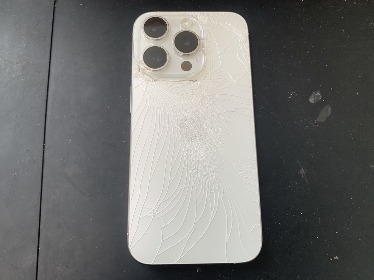 背面ガラスが割れているiPhone15Pro