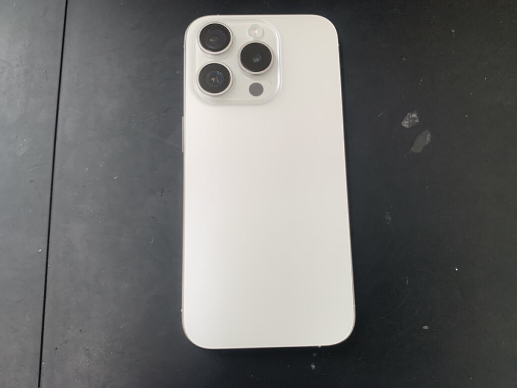 背面ガラス割れ修理後のiPhone15Pro