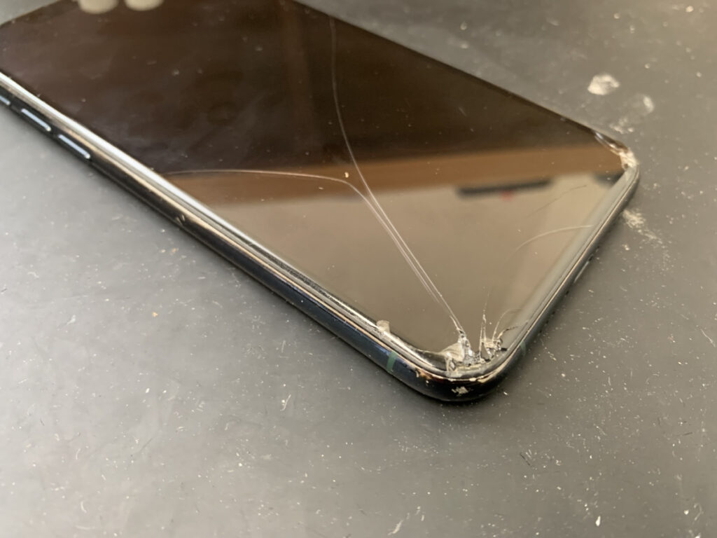 画面が割れているiPhone11Pro