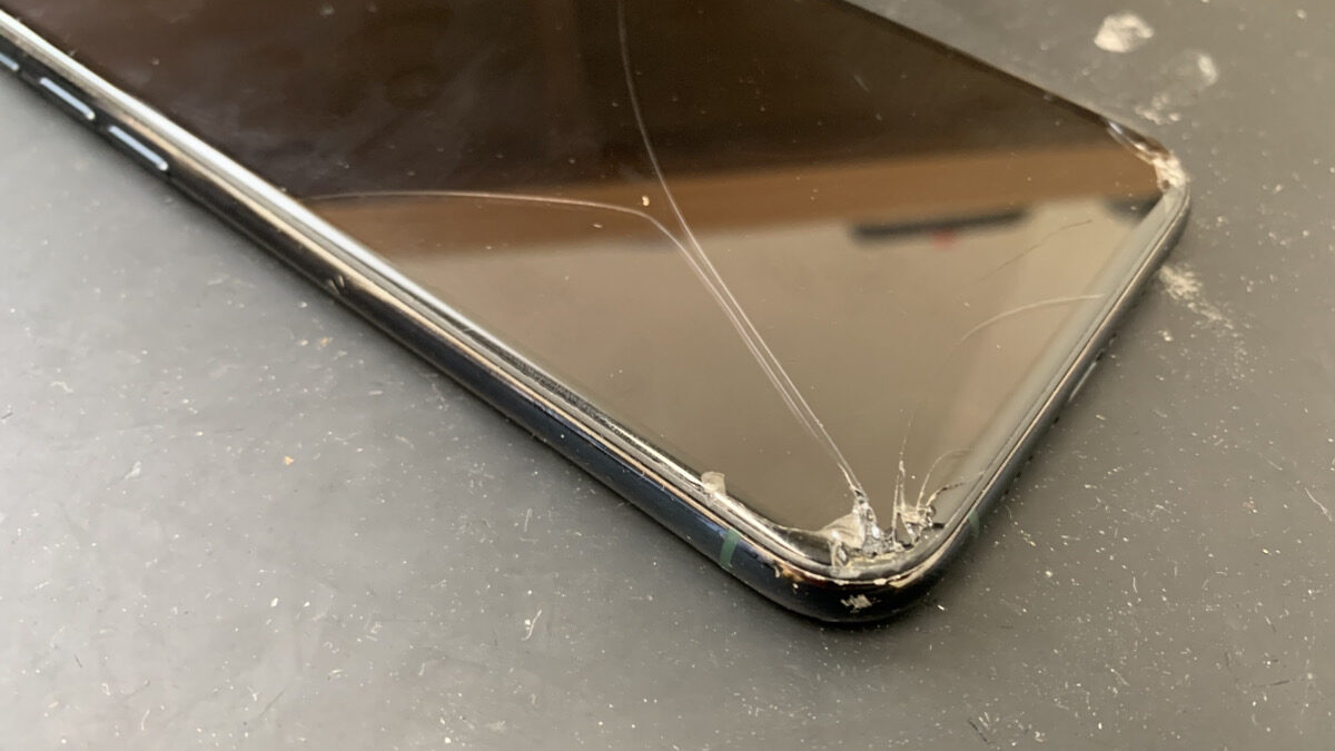 角から落として画面が割れてしまったiPhone11Proの修理依頼