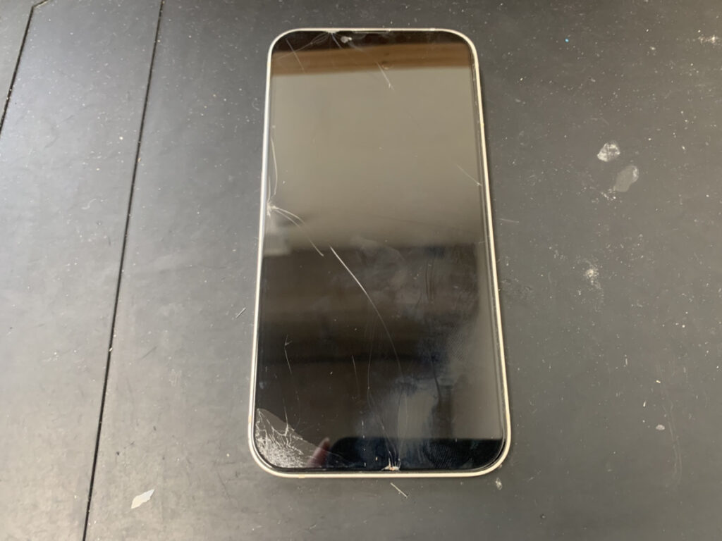 画面が割れているiPhone13
