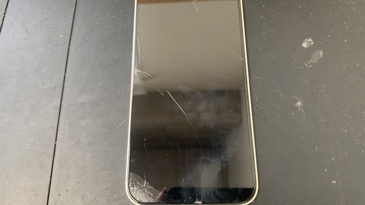 ガラス割れによって画面がブラックアウトしてしまったiPhone13の復旧修理