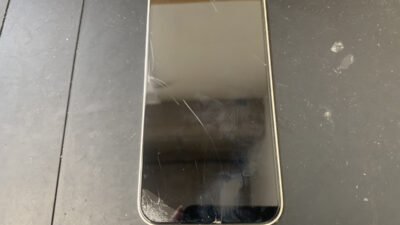 ガラス割れによって画面がブラックアウトしてしまったiPhone13の復旧修理