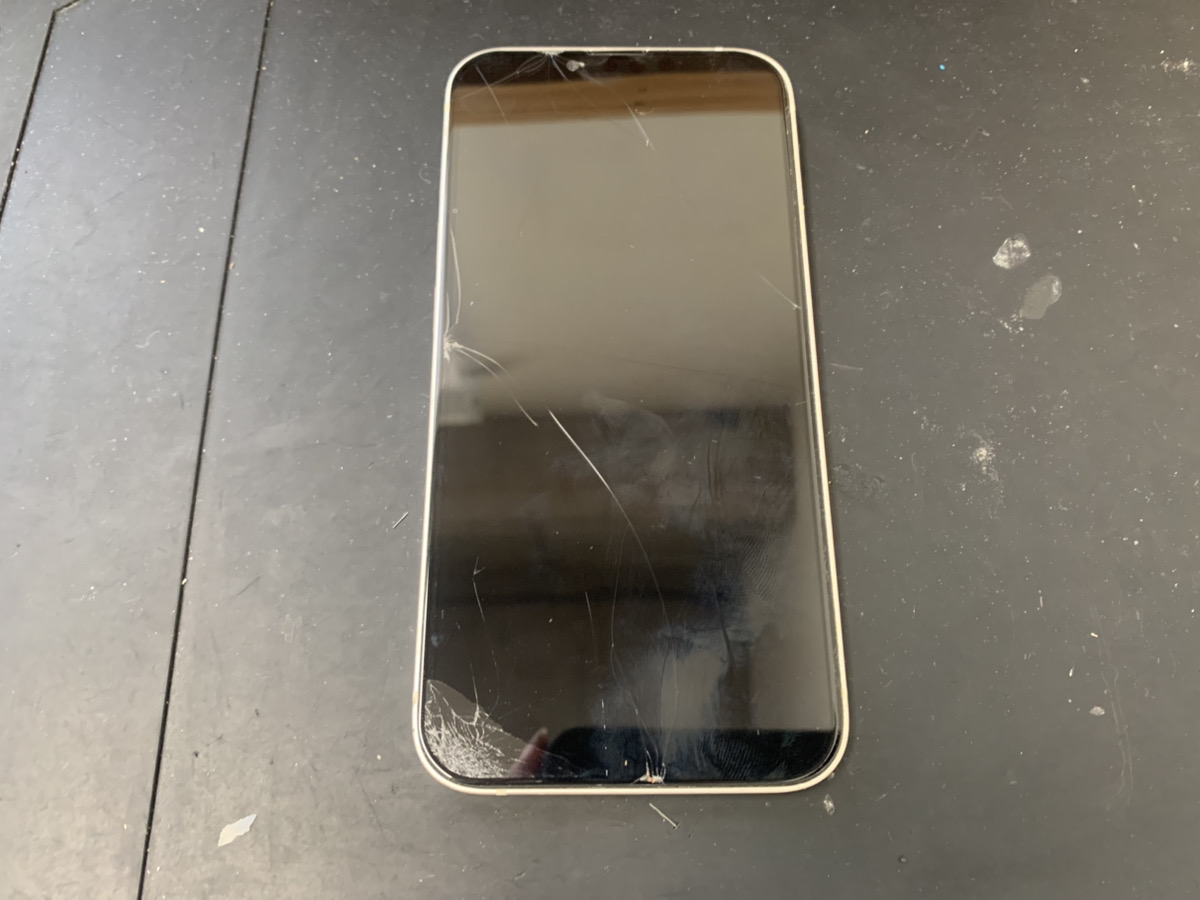 画面が割れているiPhone13