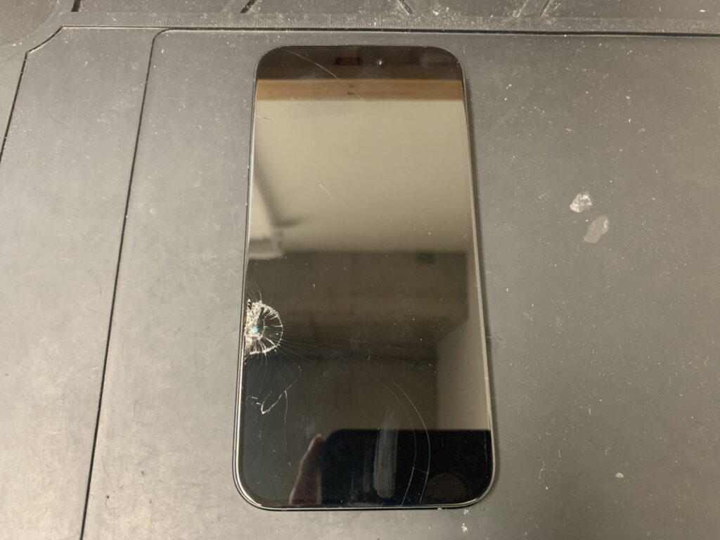 画面が割れているiPhone15Plus