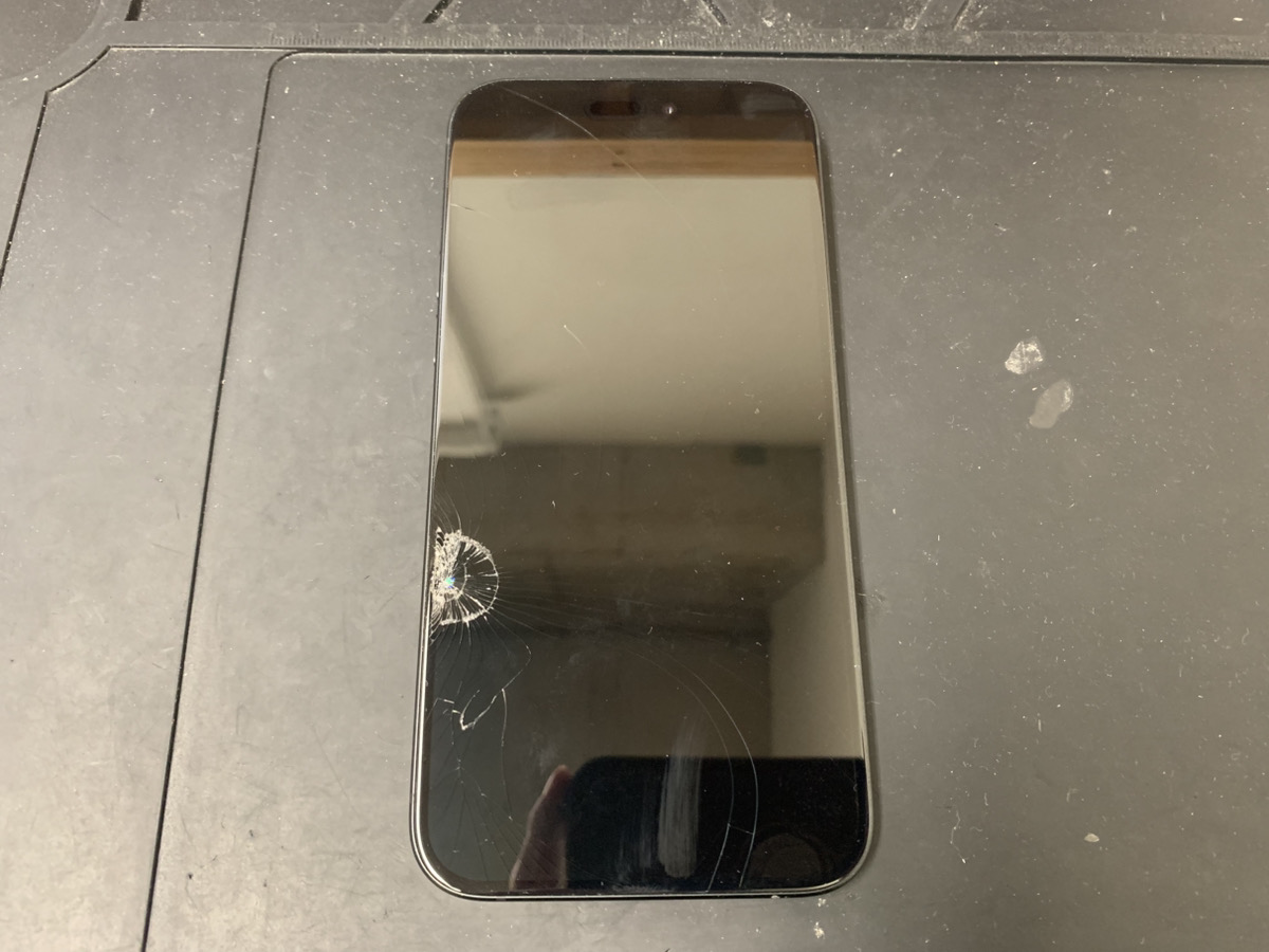 画面が割れているiPhone15Plus