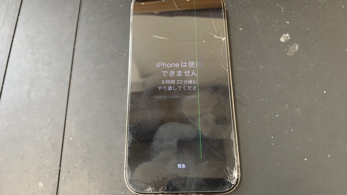 重度の画面割れでゴーストタッチが起きているiPhone14Proの修理依頼