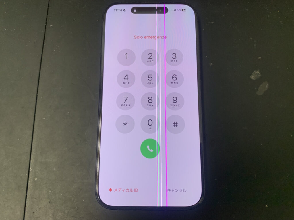 縦線が表示されているiPhone15Pro
