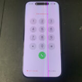 縦線が表示されているiPhone15Pro