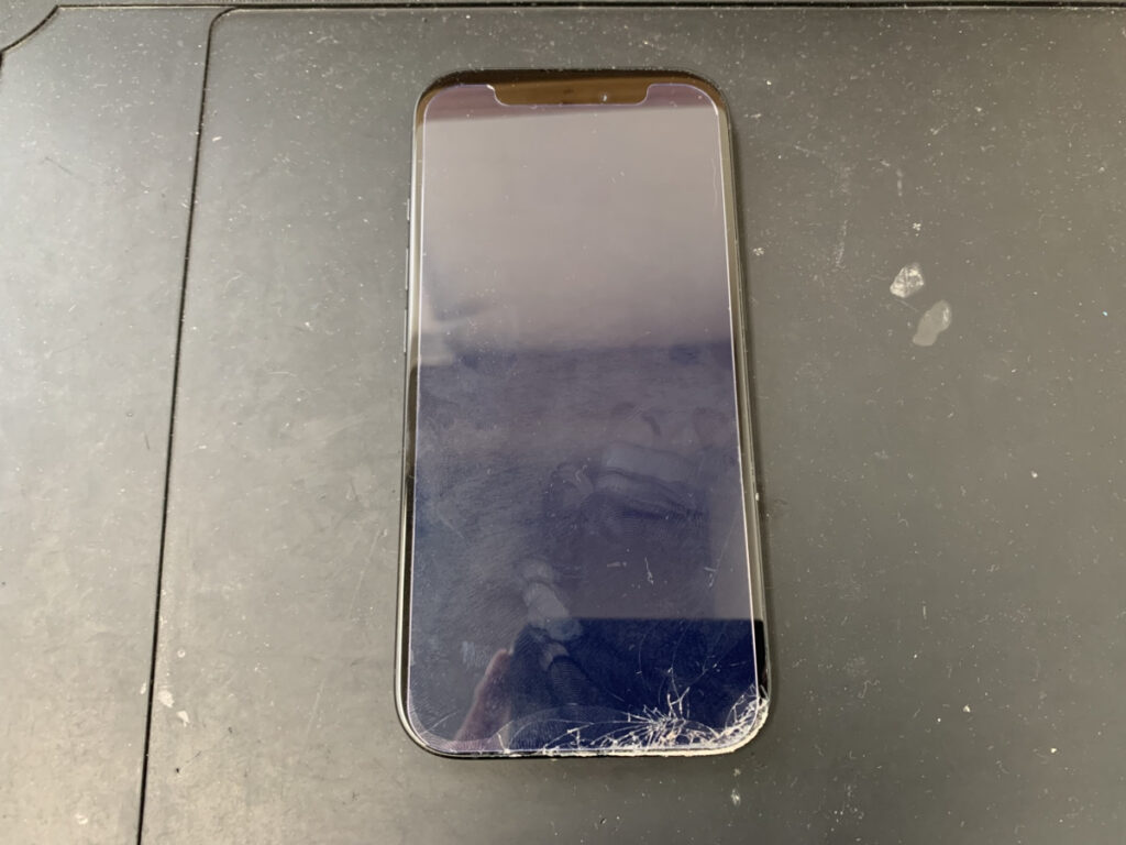 画面が割れているiPhone16