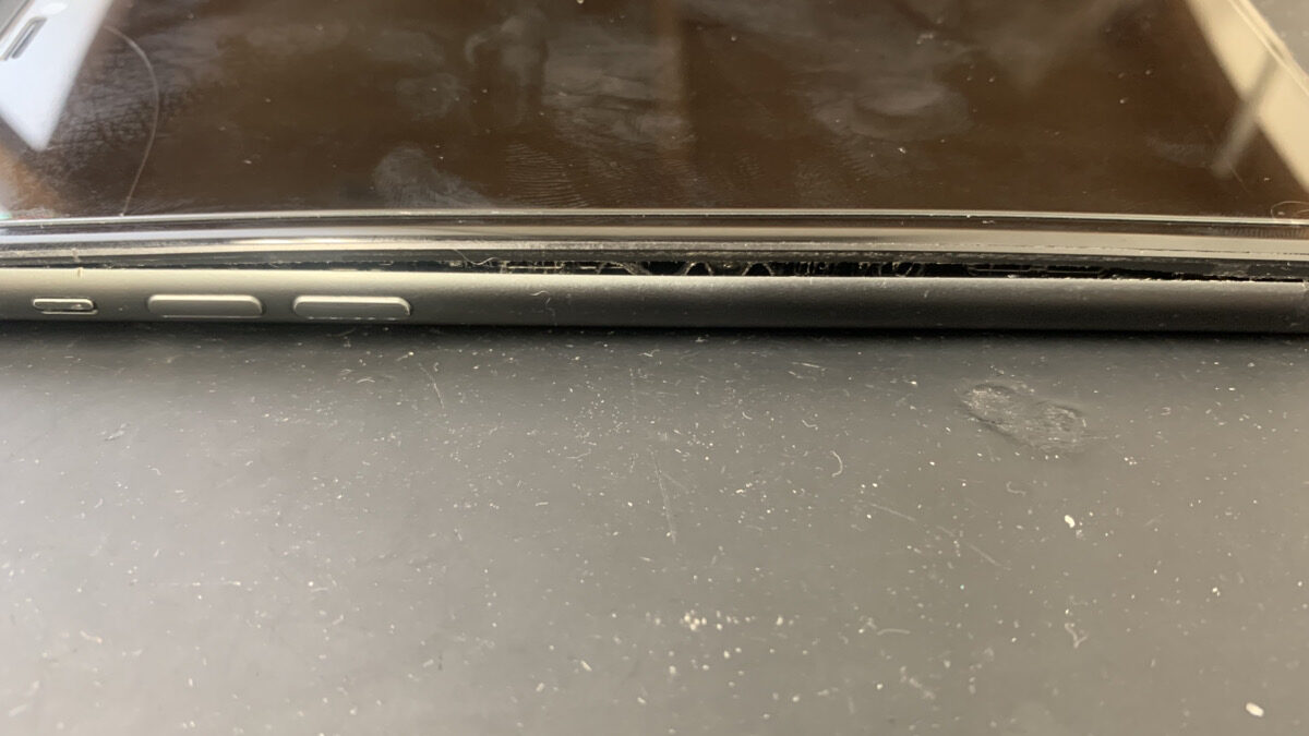 バッテリーの膨張で画面が浮いてきたiPhone11の修理依頼